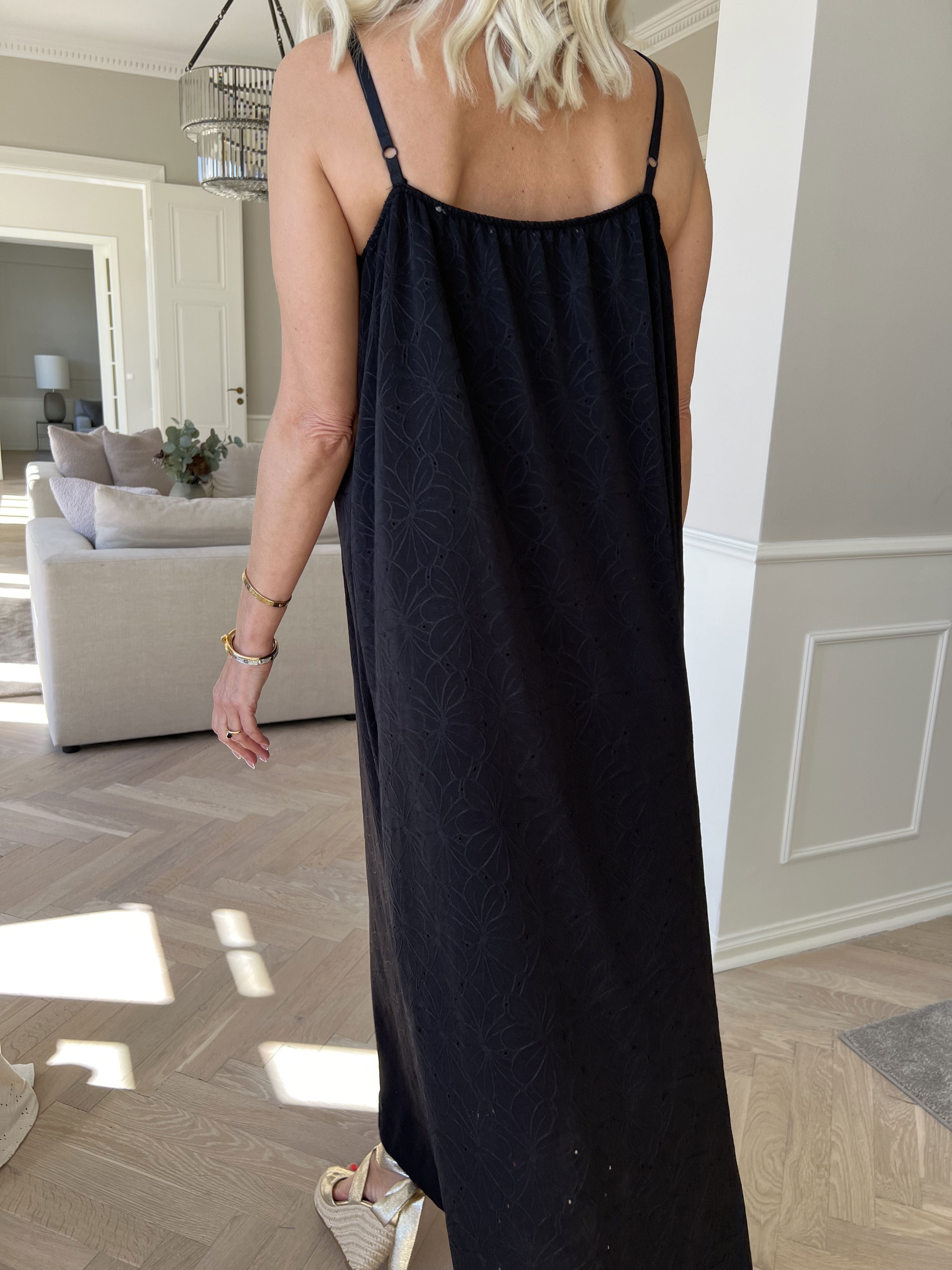 Emilie - Stropkjole i blødt stof med broderie anglaise